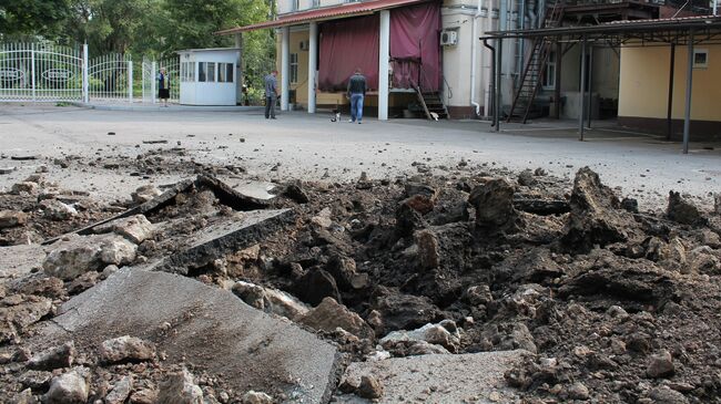 Воронка во дворе одного из домов Донецка в результате очередного обстрела города украинской армией. Архивное фото