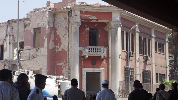 Последствия взрыва  в районе итальянского консульства в Каире