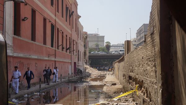 Последствия взрыва в районе итальянского консульства в Каире