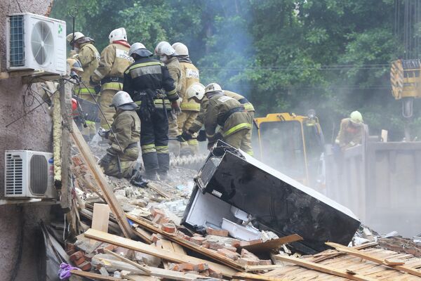 Сотрудники МЧС ликвидируют последствия обрушения части жилого дома по адресу Куйбышева, 103 в Перми