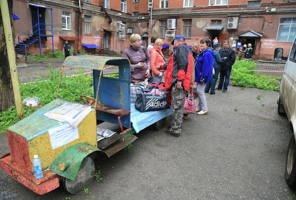 Сотрудники МЧС эвакуируют жильцов жилого дома по адресу Куйбышева, 103 в Перми
