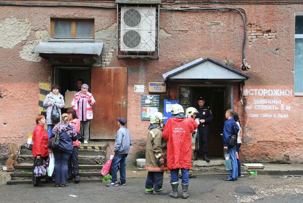 Сотрудники МЧС эвакуируют жильцов жилого дома по адресу Куйбышева, 103 в Перми в котором произошло обрушение одного из подъездов.