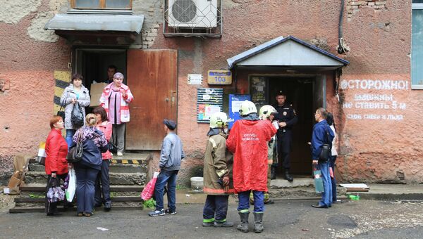 Сотрудники МЧС эвакуируют жильцов жилого дома по адресу Куйбышева, 103 в Перми в котором произошло обрушение одного из подъездов.