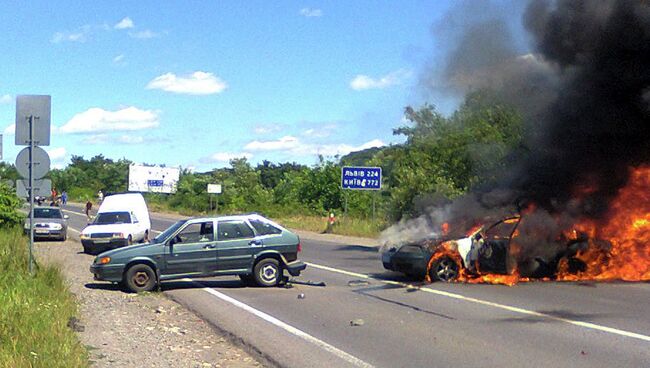 Полицейская машина горит в Мукачево, Украина. 11 июля 2015. Архивное фото