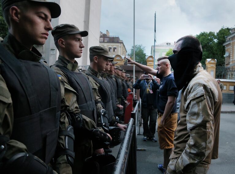 Полицейские и активисты Правого сектора возле здания администрации президента в Киеве, Украина