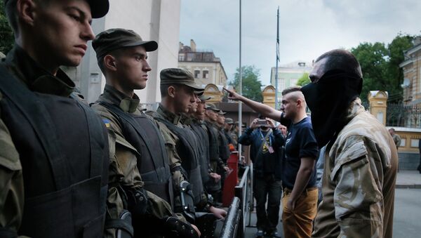 Полицейские и активисты Правого сектора возле здания администрации президента в Киеве, Украина. Архивное фото.