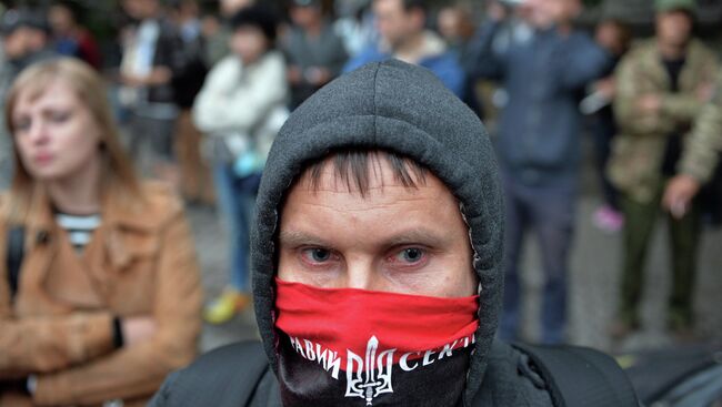 Активист Правого сектора возле здания администрации президента в Киеве, Украина. Архивное фото