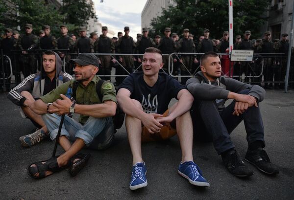 Активисты Правого сектора возле здания администрации президента в Киеве, Украина