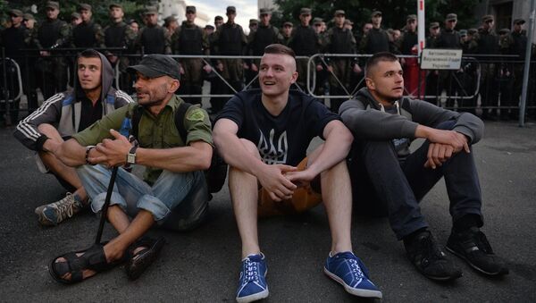 Активисты Правого сектора возле здания администрации президента в Киеве, Украина