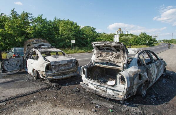 Сожженные полицейские  машины в Мукачево, Украина. 11 июля 2015