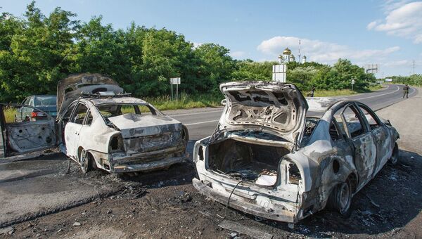 Сожженные полицейские  машина в Мукачево, Украина. 11 июля 2015