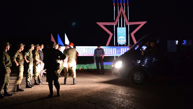 Военнослужащие стоят в оцеплении неподалеку от учебного центра Воздушно-десантных войск в поселке Светлый Омской области, где произошло обрушения крыши. Архивное фото