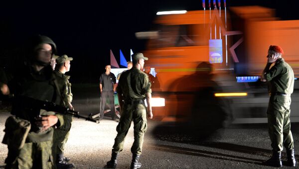 Военнослужащие стоят в оцеплении неподалеку от учебного центра Воздушно-десантных войск в поселке Светлый Омской области, где произошло обрушения крыши