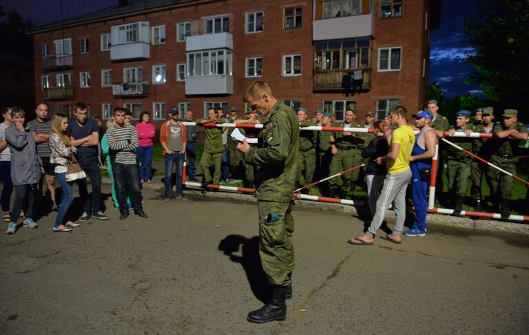 Военнослужащий держит в руках списки пострадавших в результате обрушения здания учебного центра Воздушно-десантных войск в поселке Светлый Омской области