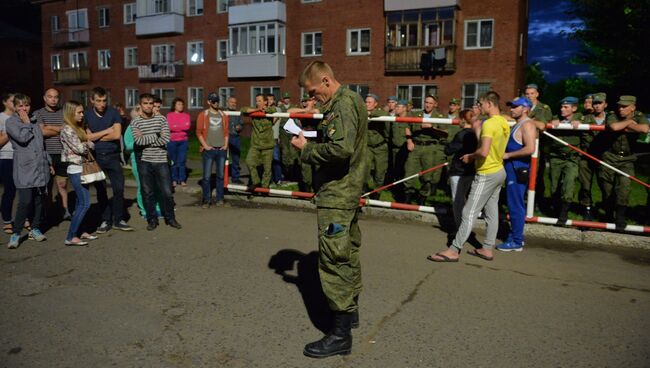 Военнослужащий держит в руках списки пострадавших в результате обрушения здания учебного центра Воздушно-десантных войск в поселке Светлый Омской области