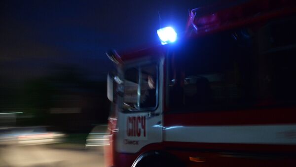 Автомобиль пожарной службы неподалеку от учебного центра Воздушно-десантных войск в поселке Светлый Омской области, где произошло обрушение здания