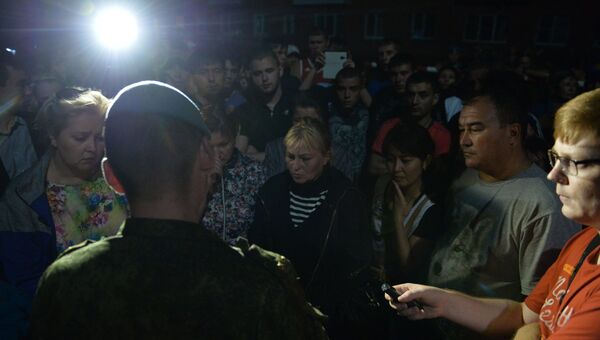 Военнослужащий оглашает списки людей, пострадавших в результате обрушения здания учебного центра Воздушно-десантных войск в поселке Светлый Омской области