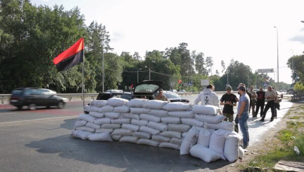 Бойцы Правого сектора поставили стену из мешков с песком на въезде в Киев