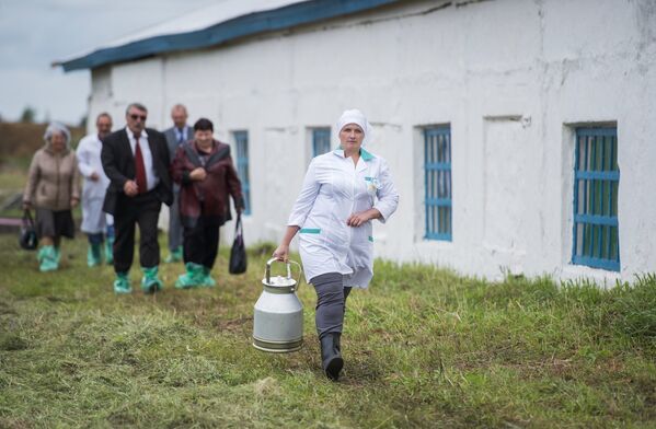 Участница областного конкурса операторов машинного доения коров в поселке Павлоградка Омской области