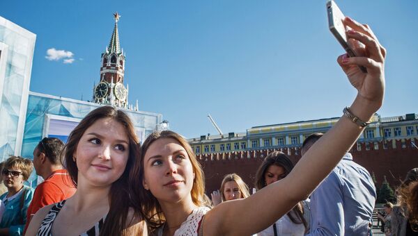 Девушки делают селфи на Красной площади