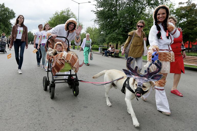 Участники парада колясок в ЦПКиО имени Горького в Москве