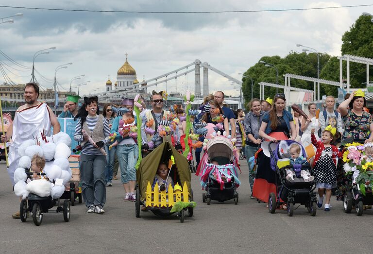 Участники парада колясок в ЦПКиО имени Горького в Москве