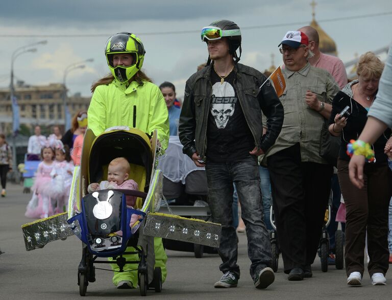 Участники парада колясок в ЦПКиО имени Горького в Москве