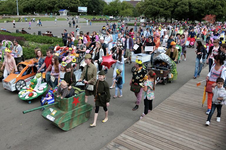 Участники парада колясок в ЦПКиО имени Горького в Москве