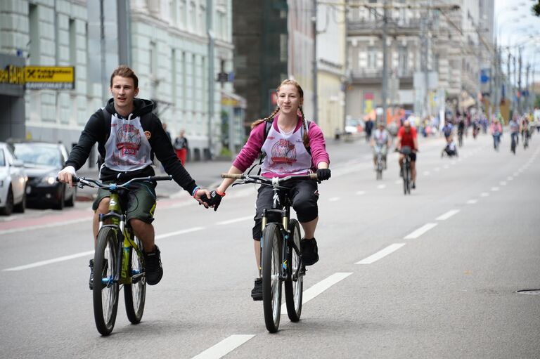 Участники велопробега ГУМовские велокатания в центре Москвы