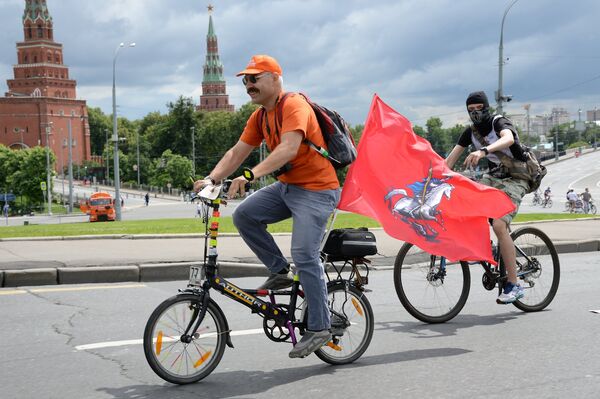 Участники велопробега ГУМовские велокатания в центре Москвы