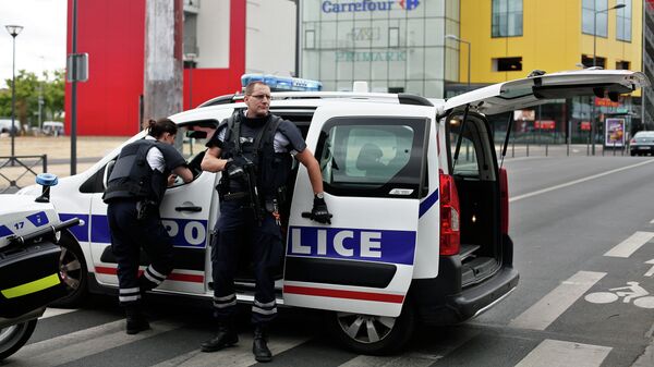 Французская полиция возле торгового центра города Вильнев-ла-Гарен, где произошло нападение на магазин Primark