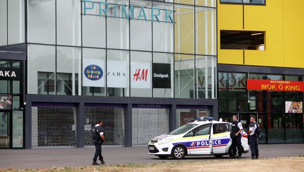 Французская полиция возле торгового центра города Вильнев-ла-Гарен, где произошло нападение на магазин Primark