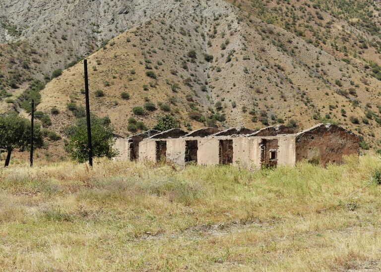 Разрушенная казарма бывшей 12-й заставы Московского пограничного отряда Группы Пограничных войск России в Республике Таджикистан, подвергшейся атаке крупной группы таджикских и афганских боевиков 13 июля 1993 года