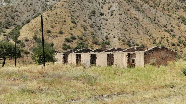 Разрушенная казарма в республике Таджикистан. Архивное фото