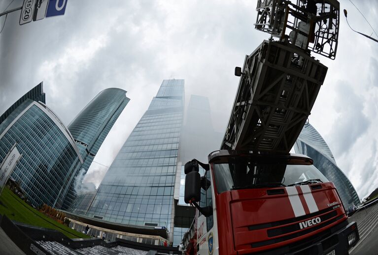 Пожарная машина у московского международного делового центра Москва-Сити , где проходят пожарно-тактические учения