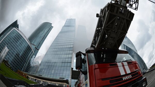 Пожарная машина у московского международного делового центра Москва-Сити , где проходят пожарно-тактические учения