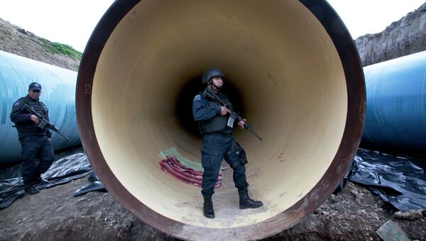 Федеральные полицейские охраняют дренажную трубу возле тюрьмы строгого режима в Альтиплано, Мексика