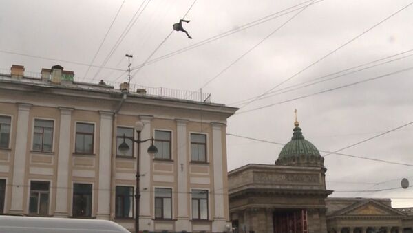 Экстремал без страховки перебрался по проводам над проспектом в Петербурге