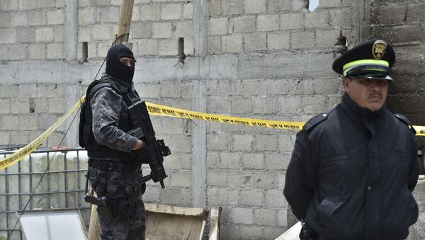 Полиция охраняет дом в конце туннеля, через который мексиканский наркобарон Эль Чапо сбежал из тюрьмы. Архивное фото.