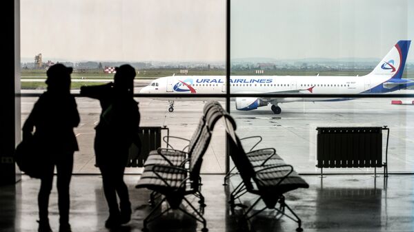 Пассажиры в аэропорту Кольцово в Екатеринбурге. Архивное фото