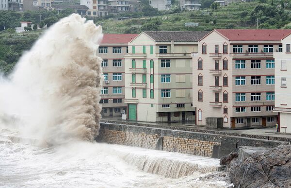 Огромные волны, вызванные тайфуном Чан-Хом, на побережье города Венлинг, Китай