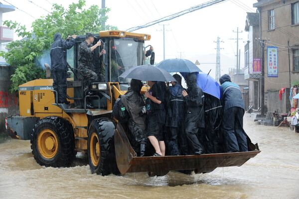 Местные жители спасаются от наводнения во время прохождения тайфуна Чан-Хом в Шаосине, Китай