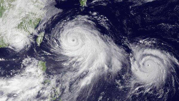 Снимок с японского метеорологического спутника JMA MTSAT-2, на котором видны два тайфуна Линфа и Чан-Хом (справа)