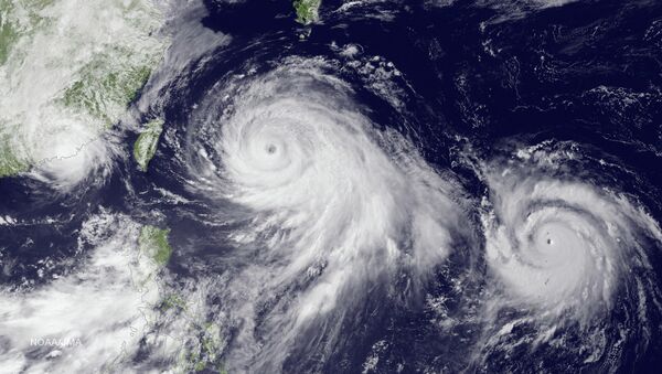 Тайфуны Линфа и Чан-Хом (справа), вид с МКС