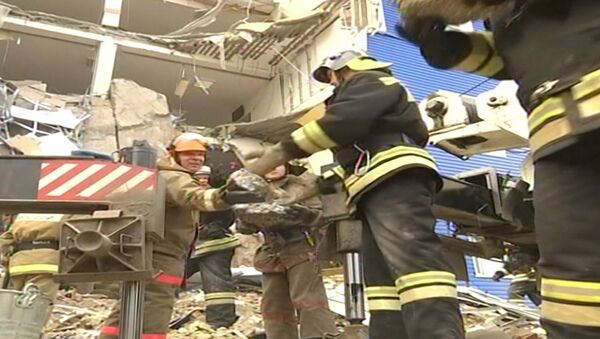 Спасатели руками разбирали завалы на месте обрушившейся казармы ВДВ в Омске