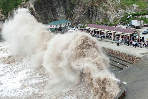 Огромные волны, вызванные тайфуном Чан-Хом, на побережье города Венлинг, Китай