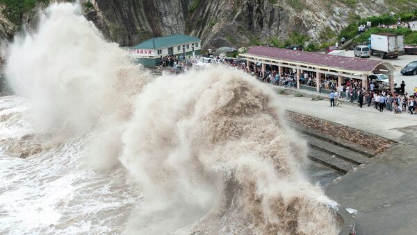Волны, вызванные тайфуном в Китае. Архивное фото