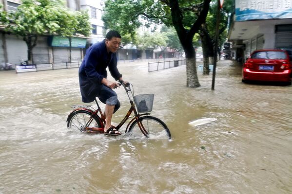 Затопленная улица в Сяншане, Китай