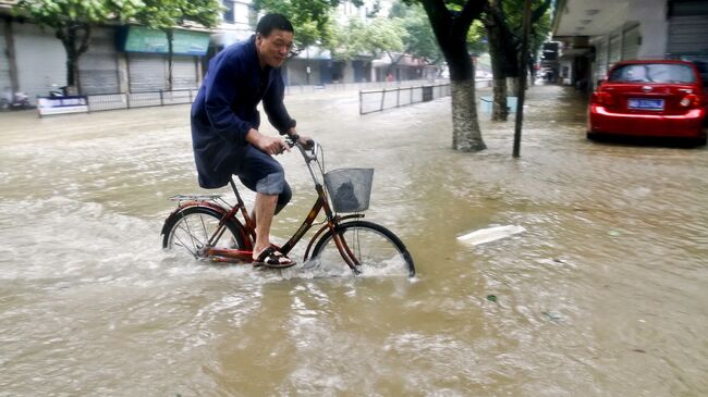 Затопленная улица в Китае. Архивное фото