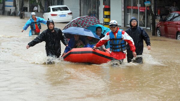 Местные жители спасаются от наводнения в Китае